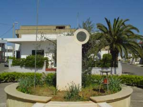 Monumento dedicato a Don Tonino Bello