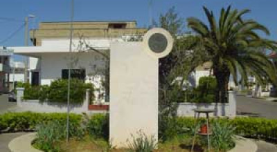 Monumento dedicato a Don Tonino Bello