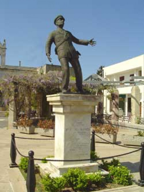 Statua di Martino Manzo